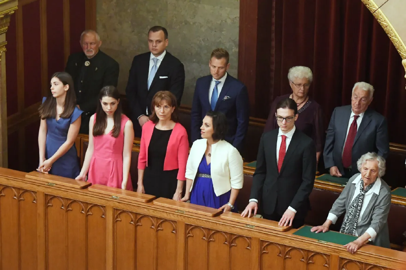 Fájl:Orbán-család.webp